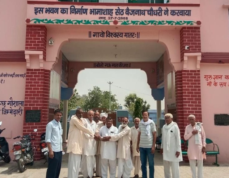 बाबा मुकुंददास गौशाला में सहयोग राशि भेंट करते करतार सिंह यादव।