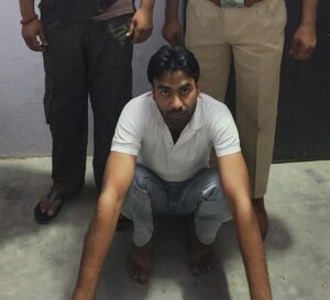 पिनगवां थाना पुलिस की गिरफ्त में साइबर ठगी का आरोपी माजिद हुसैन।