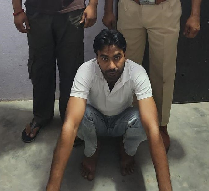 पिनगवां थाना पुलिस की गिरफ्त में साइबर ठगी का आरोपी माजिद हुसैन।