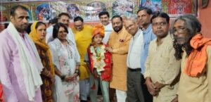 अटेली मंडी में राष्ट्रीय जनसेवा मंडल अध्यक्ष पवन बाछौदिया एवं गणमान्य जन ताइक्वांडो खिलाड़ी श्रद्धा यादव को सम्मानित करते हए।