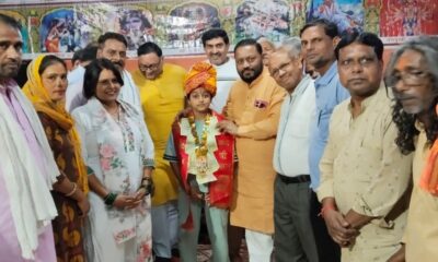 अटेली मंडी में राष्ट्रीय जनसेवा मंडल अध्यक्ष पवन बाछौदिया एवं गणमान्य जन ताइक्वांडो खिलाड़ी श्रद्धा यादव को सम्मानित करते हए।
