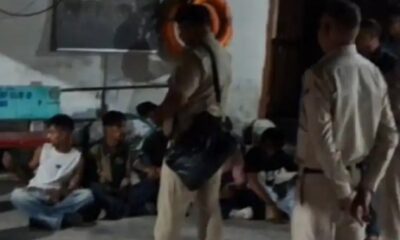 गुम्मा क्षेत्र में चेन झपटने की कोशिश के बाद पकड़े गए आरोपियों को हिरासत में ले जाती पुलिस।