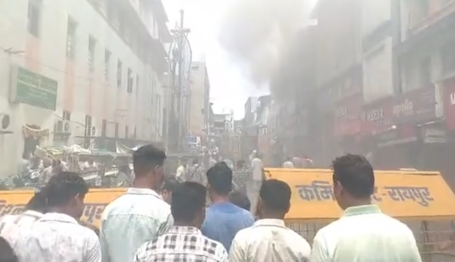 रायपुर के एमजी रोड स्थित जया ऑटोमोबाइल शोरूम में लगी भीषण आग पर काबू पाने में जुटी दमकल टीम।