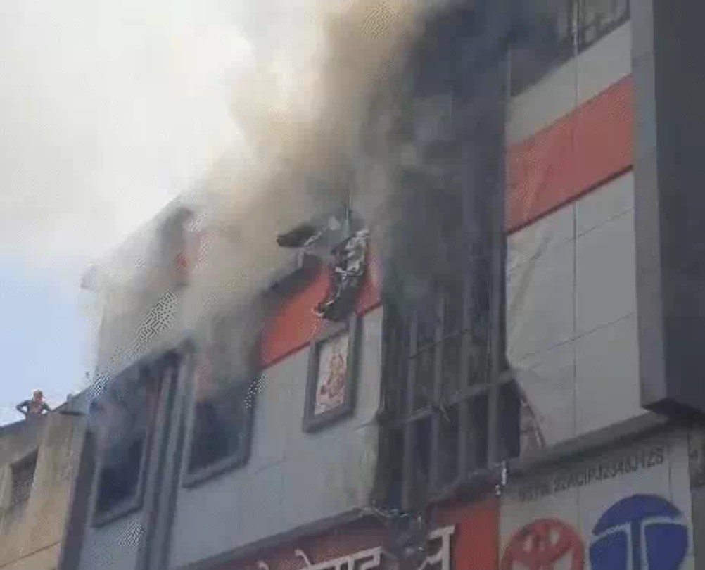 रायपुर के जया ऑटोमोबाइल शोरूम में लगी आग