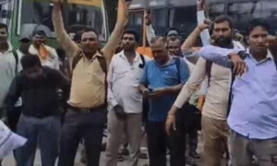 बरेली रोडवेज बस अड्डे पर धरना प्रदर्शन करते रोडवेज कर्मचारी।