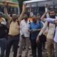 बरेली रोडवेज बस अड्डे पर धरना प्रदर्शन करते रोडवेज कर्मचारी।