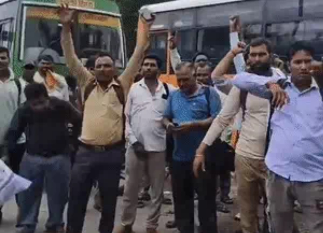 बरेली रोडवेज बस अड्डे पर धरना प्रदर्शन करते रोडवेज कर्मचारी।