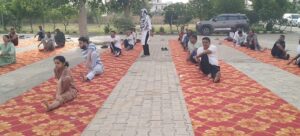 सतनाली में आयोजित तीन दिवसीय योग प्रशिक्षण शिविर में योगाभ्यास करते प्रतिभागी
