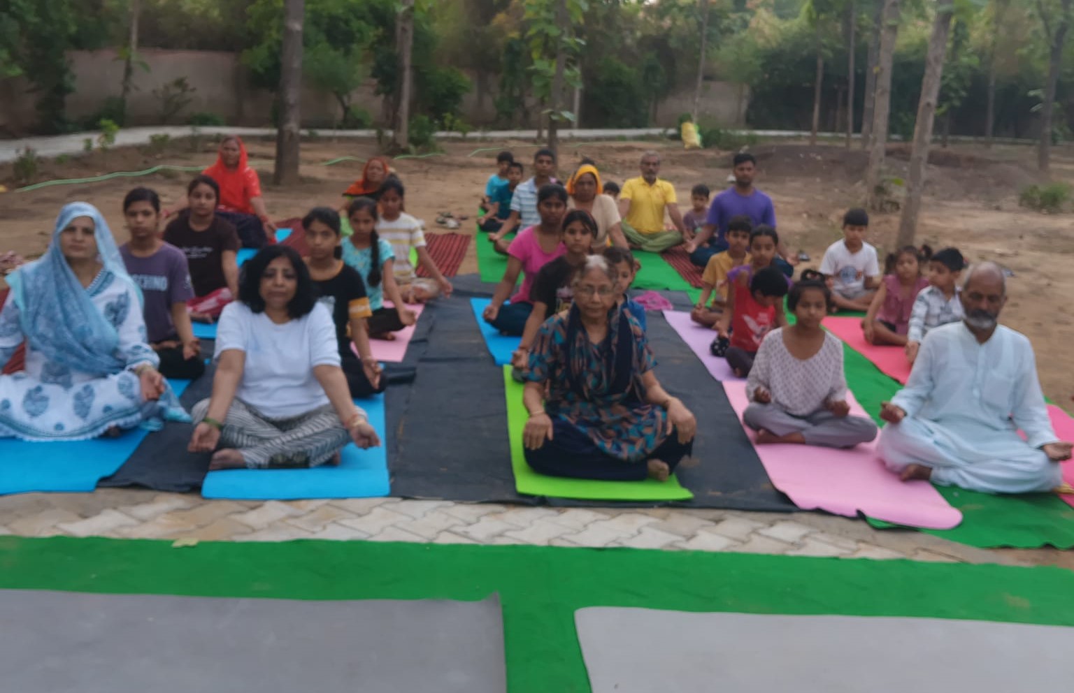 गुजरवास की वेद वाटिका में आयोजित योग शिविर में योगाभ्यास करते ग्रामीण।