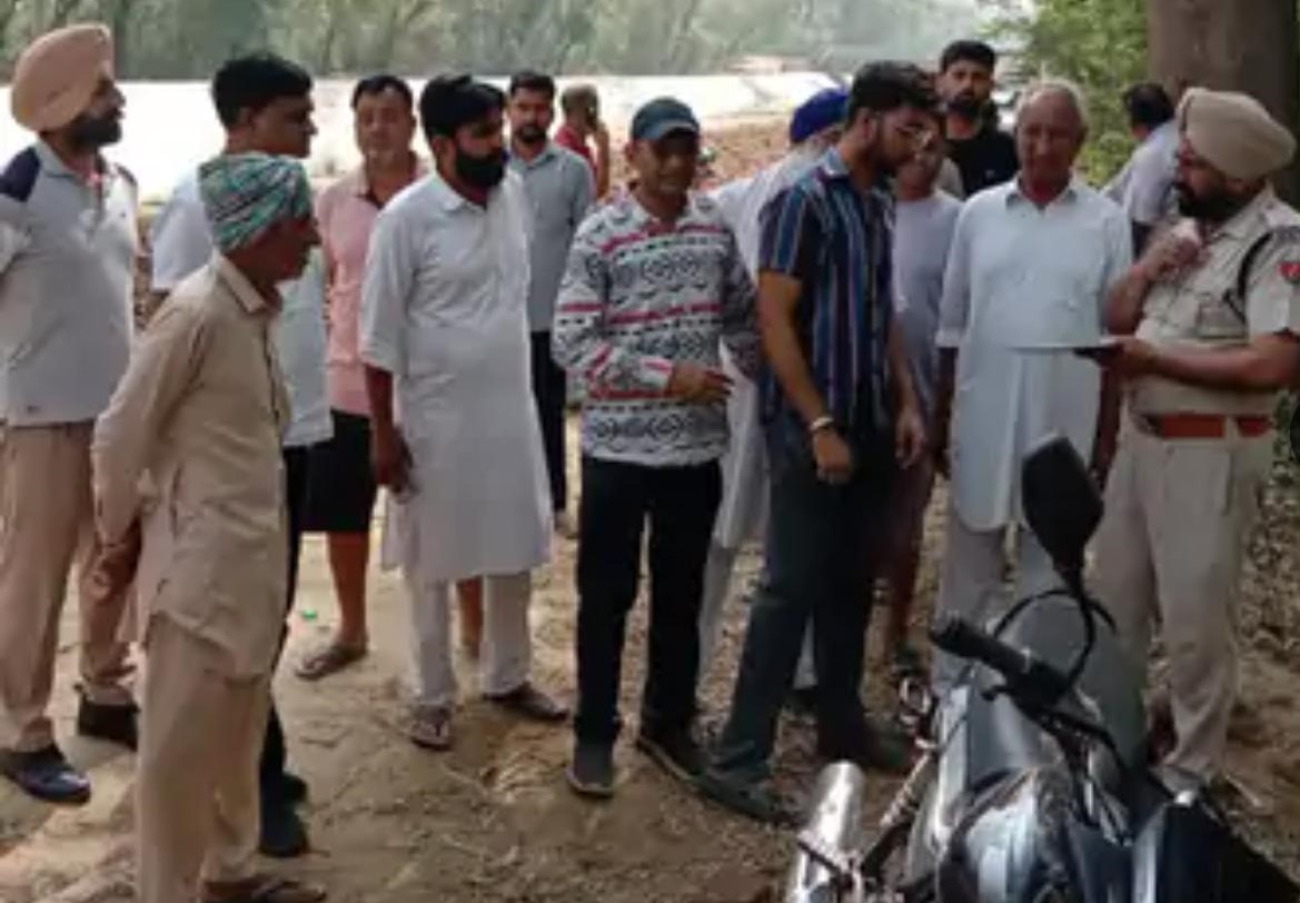 नहर के किनारे पहुंचे परिजनों से जानकारी लेते पुलिस कर्मी