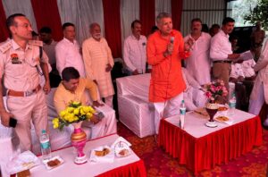 निजामपुर खंड कार्यालय में पंचायत प्रतिनिधियों को संबोधित करते सांसद धर्मवीर सिंह।