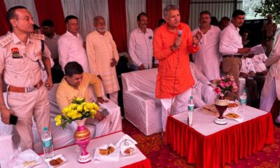 निजामपुर खंड कार्यालय में पंचायत प्रतिनिधियों को संबोधित करते सांसद धर्मवीर सिंह।