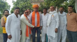 गांव रायपुर में हेड कांस्टेबल देशराज का सम्मान करते ग्रामीण।