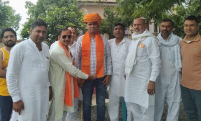 गांव रायपुर में हेड कांस्टेबल देशराज का सम्मान करते ग्रामीण।