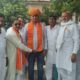गांव रायपुर में हेड कांस्टेबल देशराज का सम्मान करते ग्रामीण।