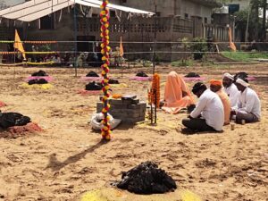 गुजरवास स्थित श्री जोतराम धाम में 51 धुना तपस्या के पहले दिन अग्नि के मध्य विराजमान बिल्लू भगत।