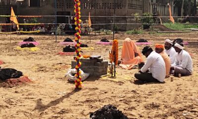 गुजरवास स्थित श्री जोतराम धाम में 51 धुना तपस्या के पहले दिन अग्नि के मध्य विराजमान बिल्लू भगत।