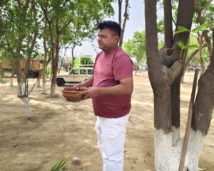 फतेहाबाद सदर थाना प्रभारी प्रहलाद सिंह पक्षियों के लिए पानी रखते हुए