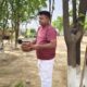 फतेहाबाद सदर थाना प्रभारी प्रहलाद सिंह पक्षियों के लिए पानी रखते हुए