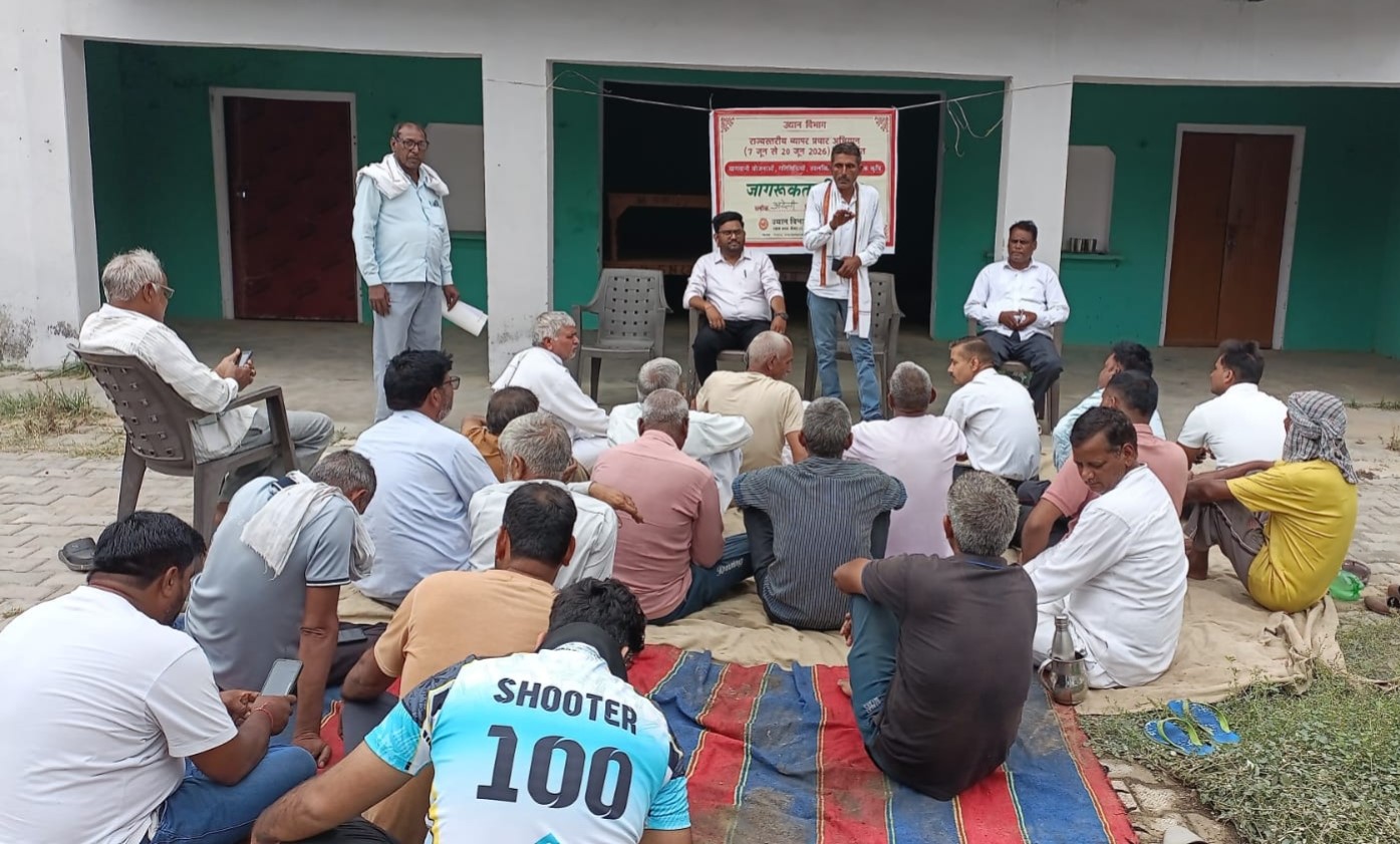 मोहलरा गांव में आयोजित प्राकृतिक खेती जागरूकता कैंप में किसानों को जानकारी देते कृषि अधिकारी।