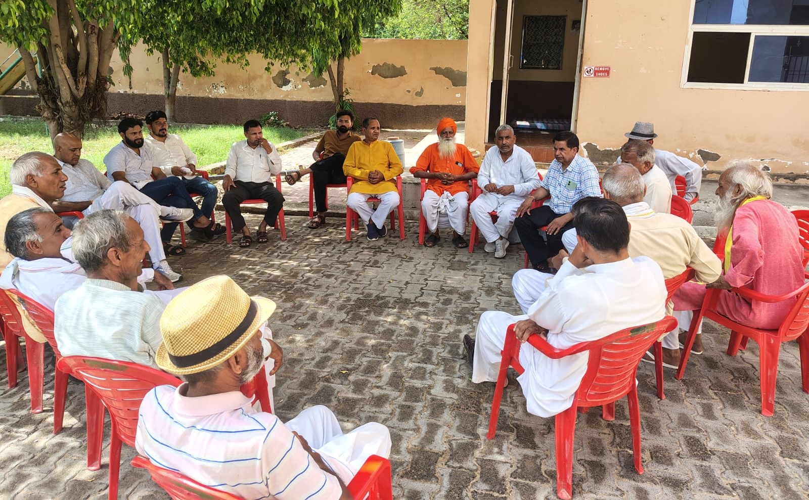 अटेली में बैठक में उपस्थित वेद प्रचार मंडल के सदस्य