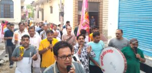 नारनौल में प्रभात फेरी के दौरान भजन-कीर्तन करते श्रद्धालु।