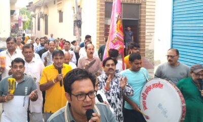 नारनौल में प्रभात फेरी के दौरान भजन-कीर्तन करते श्रद्धालु।