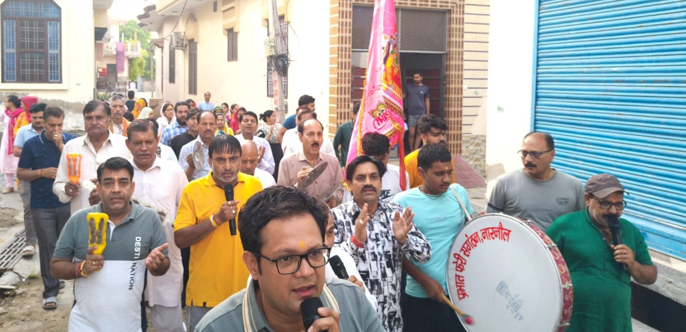 नारनौल में प्रभात फेरी के दौरान भजन-कीर्तन करते श्रद्धालु।