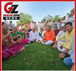 पार्क में बुजुर्ग महिलाओं के साथ बैठकर बातचीत करते सांसद चौधरी धर्मबीर सिंह।