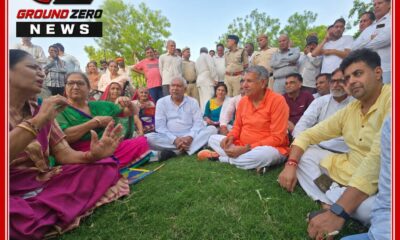 पार्क में बुजुर्ग महिलाओं के साथ बैठकर बातचीत करते सांसद चौधरी धर्मबीर सिंह।
