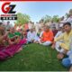पार्क में बुजुर्ग महिलाओं के साथ बैठकर बातचीत करते सांसद चौधरी धर्मबीर सिंह।