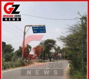 सतनाली-महेंद्रगढ़ मार्ग पर आंधी-तूफान के बाद झुका दिशा सूचक बोर्ड।