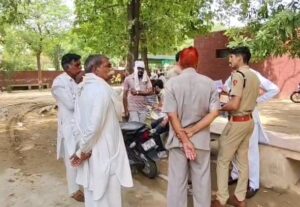 फतेहाबाद सिविल अस्पताल में युवक आत्महत्या मामले के बाद मौजूद परिजन।