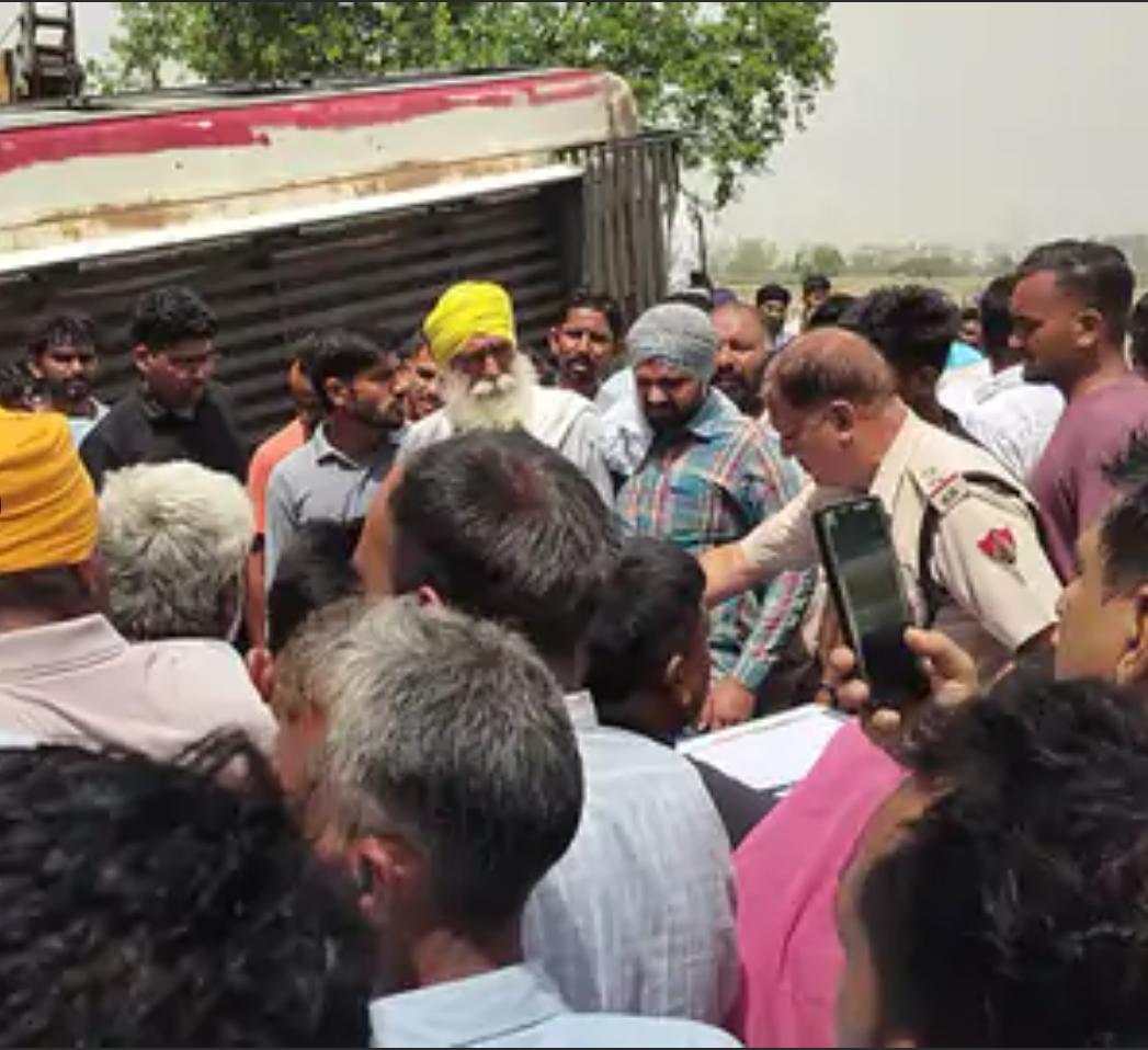 पलटने की सूचना मिलते ही पुलिस जांच को पहुंची।