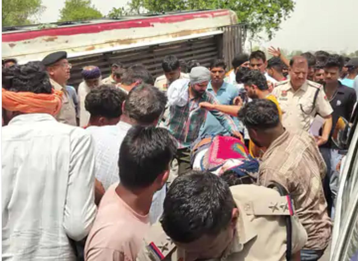 हादसे में घायल लोगों को अस्पताल ले जाया गया। 3 लोगों की मौके पर ही मौत हो गई