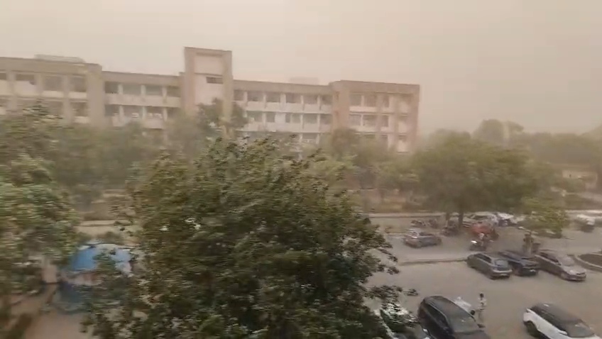 नूंह में मौसम बदला धूल भरी आंधी तूफान हुआ है