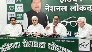 चंडीगढ़ में प्रेस वार्ता करते इनेलो नेता अभय सिंह चौटाला