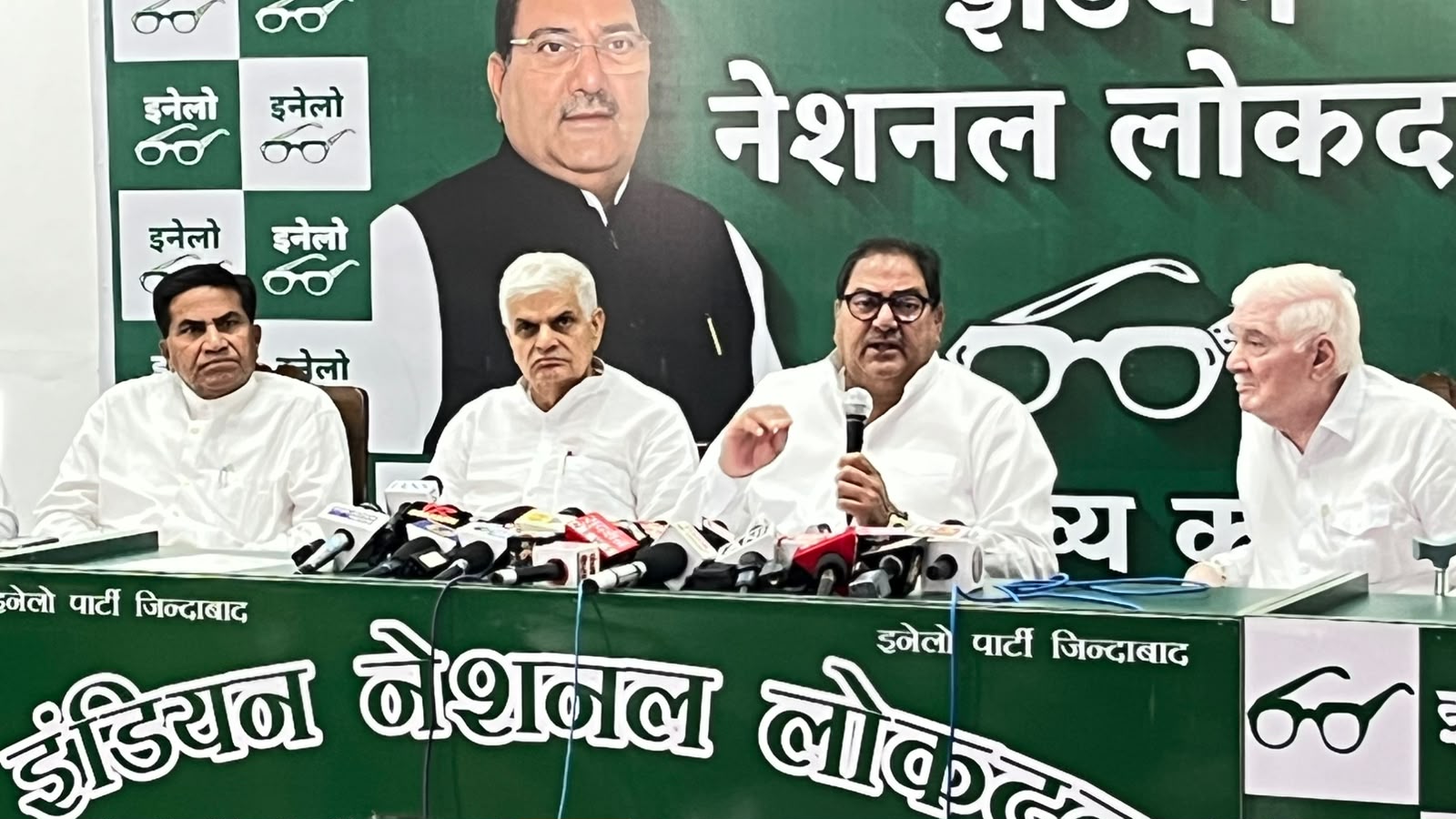 चंडीगढ़ में प्रेस वार्ता करते इनेलो नेता अभय सिंह चौटाला
