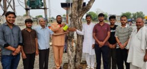 राष्ट्रीय जनसेवा मंडल ने पक्षियों के लिए लगाए पानी के सिकोरे