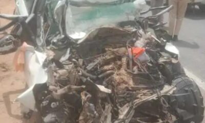 एक्सीडेंट में गाड़ी का अगला हिस्सा पूरी तरह क्षतिग्रस्त हो गया।