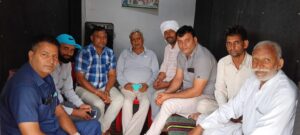 नलवाटी विकास समिति की बैठक में पर्यावरण संरक्षण पर चर्चा करते समिति पदाधिकारी एवं उपस्थित लोग।