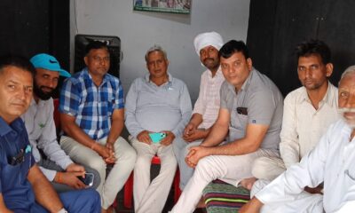 नलवाटी विकास समिति की बैठक में पर्यावरण संरक्षण पर चर्चा करते समिति पदाधिकारी एवं उपस्थित लोग।