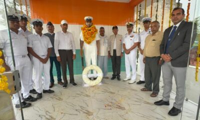 निवाजनगर में शहीद विपिन जागड़ा की प्रथम पुण्यतिथि पर श्रद्धांजलि अर्पित करते जनप्रतिनिधि और ग्रामीण।