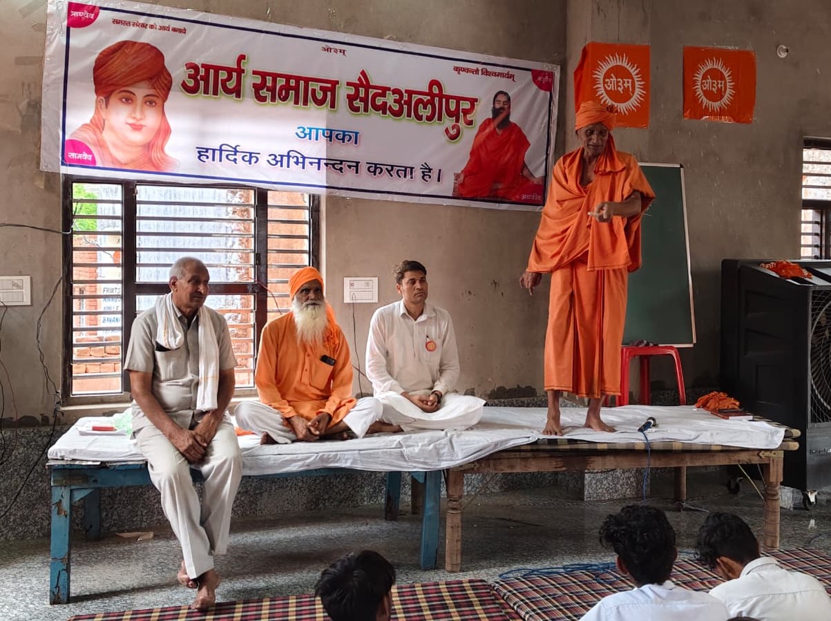सैदअलीपुर में आयोजित युवा शिक्षा एवं संस्कार शिविर में युवाओं को संबोधित करते स्वामी हंसानंद हंस।