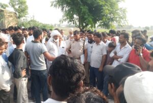 बीवां-पहाड़ी रोड पर हादसे के बाद मौके पर मौजूद पुलिस और ग्रामीण।