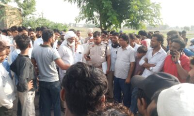 बीवां-पहाड़ी रोड पर हादसे के बाद मौके पर मौजूद पुलिस और ग्रामीण।