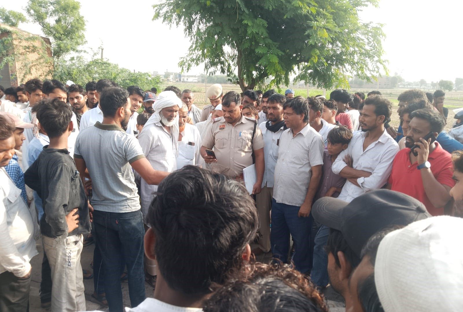 बीवां-पहाड़ी रोड पर हादसे के बाद मौके पर मौजूद पुलिस और ग्रामीण।