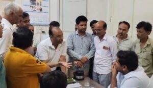 शहरवासी एसडीओ दीपक को अपनी समस्या के बारे में बताते हुए।