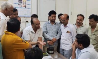शहरवासी एसडीओ दीपक को अपनी समस्या के बारे में बताते हुए।