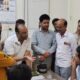 शहरवासी एसडीओ दीपक को अपनी समस्या के बारे में बताते हुए।